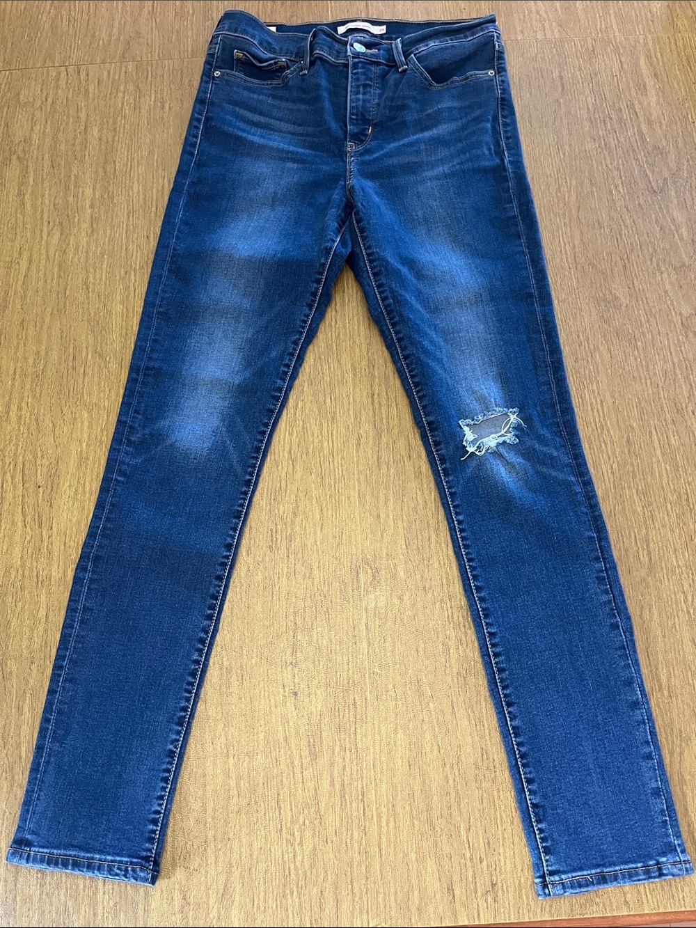 Levi’s 311 Skinny Shaping Skinny Jeans - Distressed Knee, Med-Wash Sz 29
